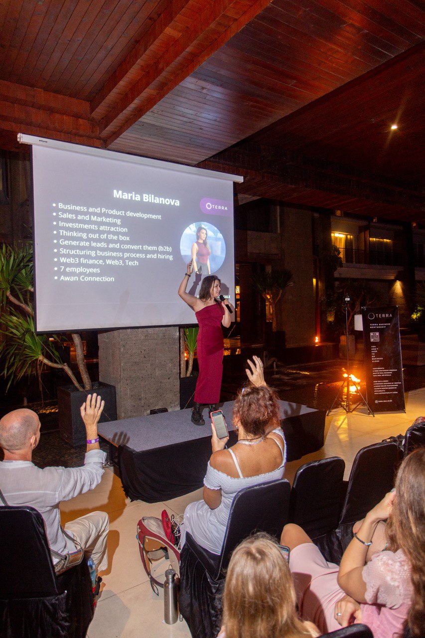 Mariia Biianova speaking on stage